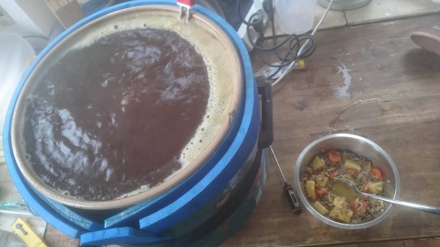 14677925_315775905462886_1267471632_o.jpg (180.73 KiB) 8021 mal betrachtet Wenn's kocht hat man Zeit für den Eintopf von gestern (natürlich mit Bier gekocht)