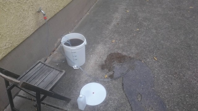 14697089_315870125453464_554352894_o.jpg (282.31 KiB) 8021 mal betrachtet Wenn drinnen kein Hahn passt, muss man das Kühlen eben nach draußen verlegen