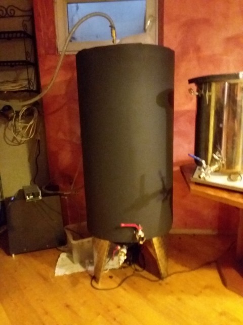 Ein 240L Gäertank ist ir auch mal auf Willhaben reingelaufen der wurde gleich mit den 150L Doppelmärzen eingeweiht :D