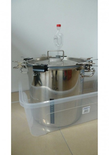 Der Schengler Gärtopf in Aktion. Mit ein bissche Mühe bekommt man ihn auch fast dicht!