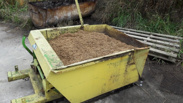 13. Treber von 230kg Malz.jpg (563.13 KiB) 2825 mal betrachtet ... und so sieht Treber von 230kg Malz aus