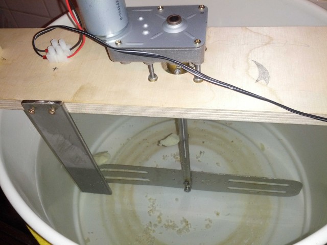 IMG_20161127_220742.jpg (260.04 KiB) 3388 mal betrachtet Stillleben im Kessel, 20 Haferflocken und 2 Kornflakes warten darauf, dass die Karusellfahrt los geht