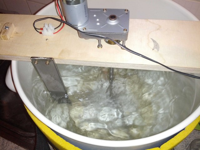 Rührwerk in Aktion, leider durch die Verwirbelungen an der Wasseroberfläche nicht so richtig gut erkennbar.