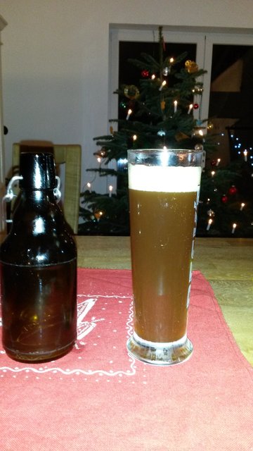 Die Farbe kommt in echt dunkler rüber...Kloster Bier von HuM