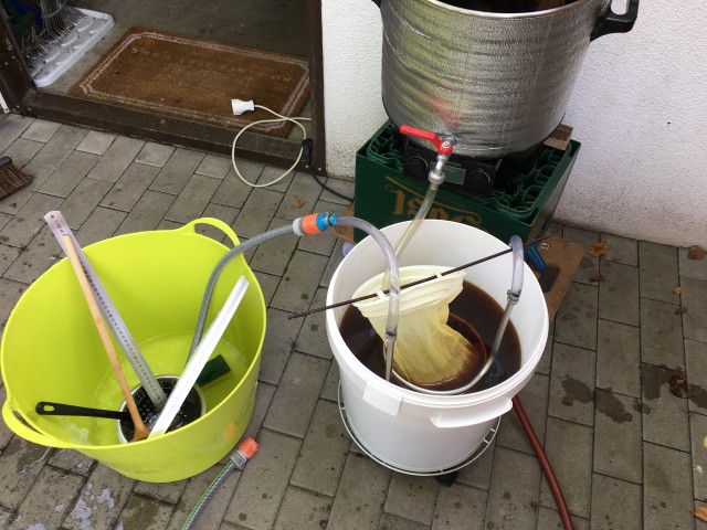 Der Bierkasten auf dem Hund wurde inzwischen durch die Kiste auf Rollen ersetzt. Der Gärbottich auf dem rollbaren Blumenständer. Sorry an die Edelstahlfreaks, die Blechkanne war schon belegt ;-)