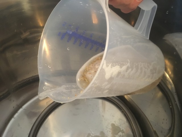 Dünnmaische in Thermoport schöpfen.JPG
