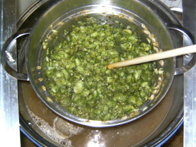 Zweiten Hopfen, für die letzten 10min, wieder ein.