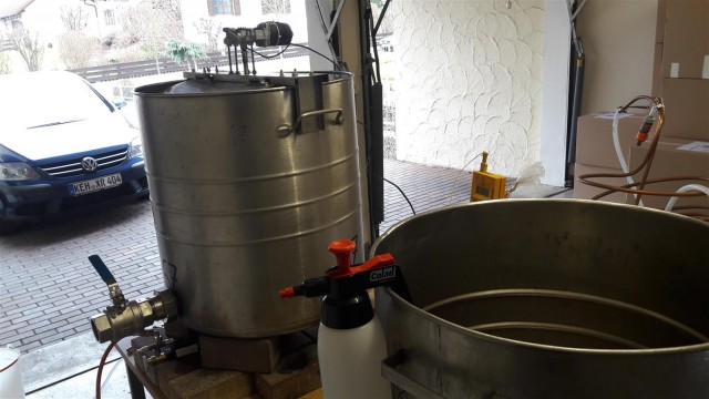 Links Pfanne und rechts Läuterbottich mit Hexe