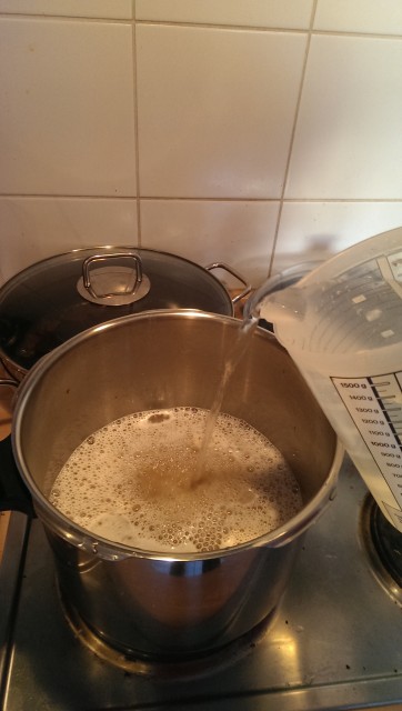 Mit 3l Leitungswasser aufgefüllt. Dann wurde das ganze aufgekocht.