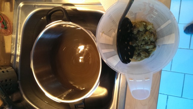 Nach nur 10min Kochen runterkühlen fürs Whirlpool. Da ich keinen Filter im Haus hatte, habe ich zumindest den Doldenhopfen einfach abgeschöpft.