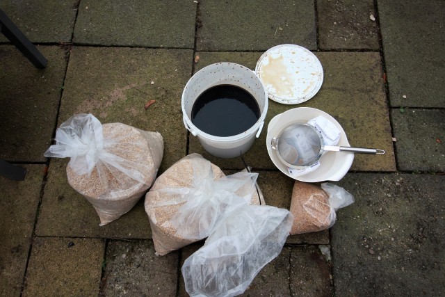 Die Malze und die Haferflocken. Das Chocolate Malz hatte ich am Vortag mit 5l Wasser vermischt und bei circa 15°C über Nacht ziehen lassen. Ich erhoffe mir eine ähnliche Wirkung wie beim Kaltauszug von Kaffee: weniger harsche Bittere, mehr Aroma. Mal schauen wie das wird...