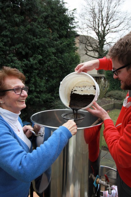 Den Kaltauszug haben wir dann durch ein Küchensieb gefiltert und mit zum Hauptguss gegeben. Wer es nocht nicht weiß, die junge Dame im Bild ist meine Oma (78) und sie hilft mir immer sehr kräftig beim Brauen. Außerdem gibt es lecker essen und heute wurden sogar noch Hemden gebügelt.