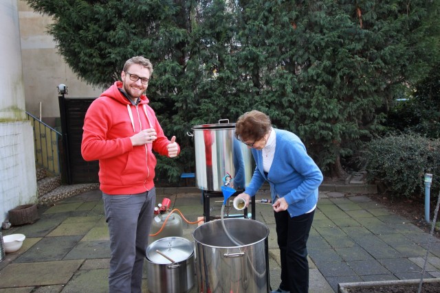 Während des Läuterns konnte ich etwas entspannen und Oma hat die Vorderwürzhopfung vorgenommen. Den Brenner für die Sudpfann habe ich schonmal angeschmissen. Hat trotzdem ewig gedauert bis es wallend gekocht hat.