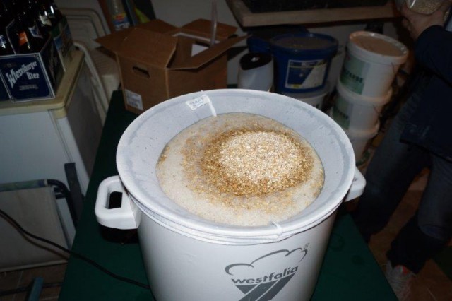 Ein Kellerbier sollte es werden, Kombirast mit BIAB (Wäschebeutel von DM) in einem typischen Einkocher mit 29 Liter Volumen.