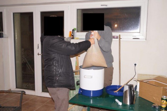 Anheben des  Bags und &quot;Nachguss&quot; durch Ausspülen mit im Wasserkocher aufgekochtem Wasser.