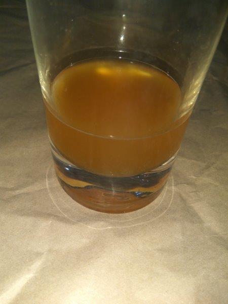 Das erste Glas eigenes Jung-Bier, kurz vor der Abfüllung in Flaschen.