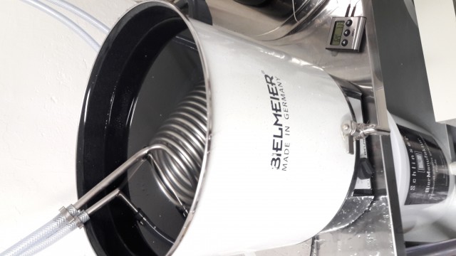 Nachguss, darin badet die Kühlspirale,...