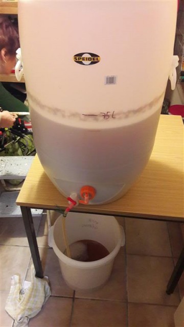 Umschlauchen in die kleinen Gärkübel