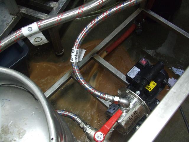 Hier die Pumpe - Ein Prallschild muss noch montiert werden.
