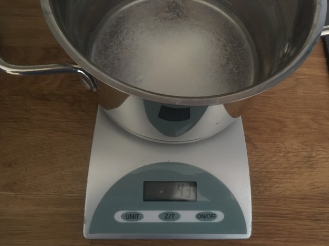 Zuckermenge abwiegen.JPG