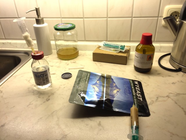 Entnahme.jpg (315.51 KiB) 42042 mal betrachtet Entnahme der Hefe aus einem Smack-Pack