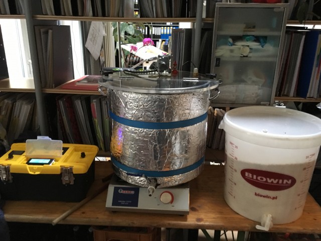 Aufgebaut; Wasser heizen zum Maischen