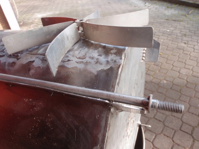 Flügel mit Antriebswelle.JPG