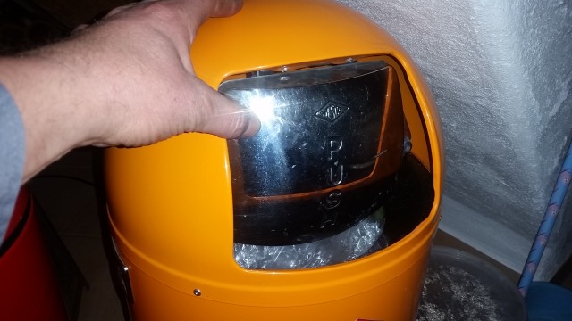 Wer eine Bürdenhaube nutzt könnte mit einer Mausefallenfeder ein Einwurffenster bauen oder auch offen lassen wenn’s die Absaugung schaft.