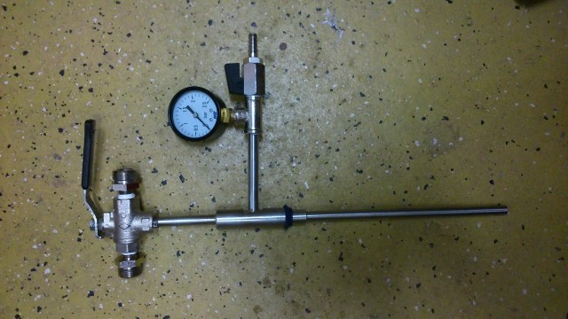 Die oberen Anschlüsse für den Weg in die Flasche, Kohlensäure/Bier. In dem Bereich wo das Teil dick ist, ist es doppelt, das die Luft/Kohlensäure über den seitlichen Anschluss entweichen kann. Das Teil habe ich dann in einen Ständer gebaut, das der Kopf mit Federdruck auf die Flasche gedrückt wird.