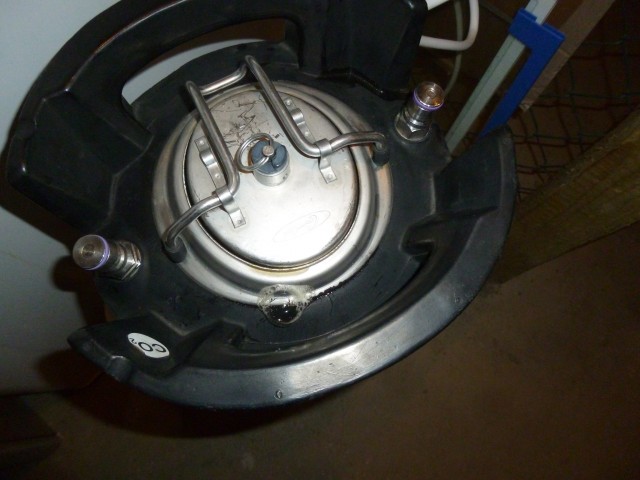Hier seht ihr das eine Keg, das scheinbar unterhalb des Kragens undicht ist