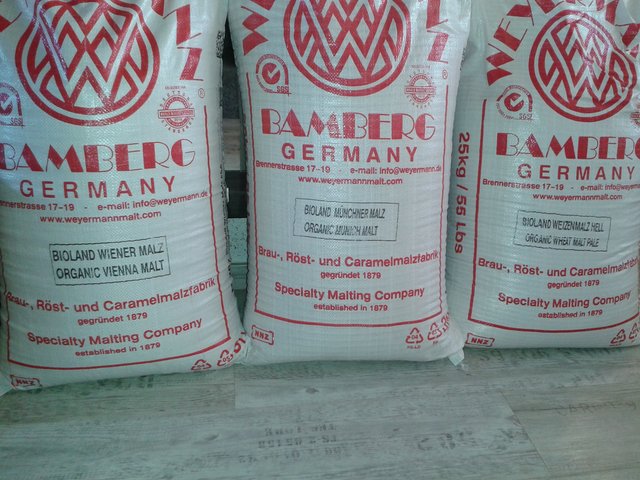 Teile meines Malzlagers, endlich Sackweise, da ich zum Geburtstag eine Mühle bekommen habe