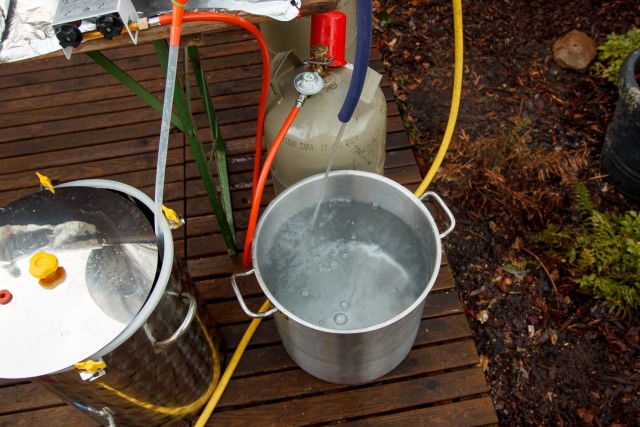 Das anfänglich heiße Wasser wurde zum Spülen gesammelt