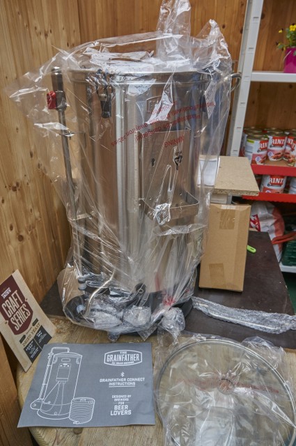 Alles war in Tüten und Folie ordentlich gepackt, mit Original Anleitung auf Englisch.<br />Lustiger weise habe ich auch eine Deutsche Anleitung bekommen die extra im Karton lag und die macht ein hochwertigeren eindruck vom Papier her als die Englische! <br />Da war der Mundschenk ähnlich Verpackt, aber die Anleitung, falls man die so nennen kann!?  ...............