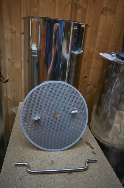 _DSC2000 NEX-5R 09-03-17+.jpg (2.32 MiB) 5698 mal betrachtet Das Maischesieb finde ich super, wobei ich mich mit den Silikondichtungen um die Siebe noch nicht angefreundet habe weil sie immer im letzten moment abspringen wenn man sie im Maischesieb richt positioniert hat.<br />Finde die Silikondichtung trotzdem gut und sinnvoll und werde sie wohl nächstes mal mit Zuckerwasser oder irgend was was flutscht einsetzen.<br />Im Gegensatz zu den Maischesieb vom Mundschenk finde ich das von GF stabiler, denn beim Mundschenk hatte ich mehr angst was zu verbiegen.