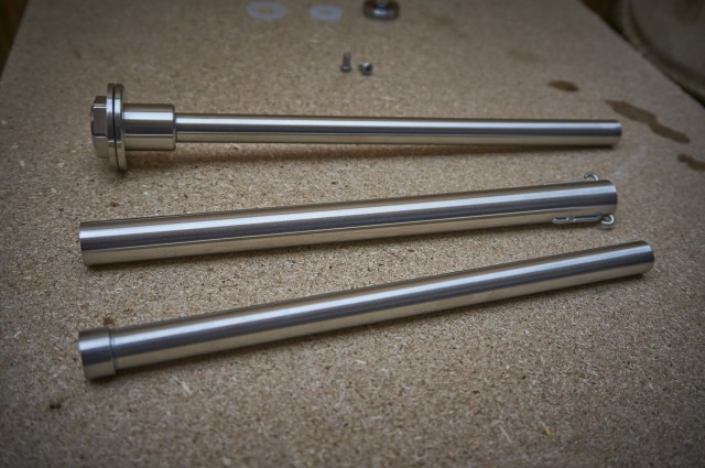 _DSC2003 NEX-5R 09-03-17+.jpg (2.02 MiB) 5698 mal betrachtet Das Überlaufrohr finde ich auch gut gemacht.<br />Das was man hier Oben sieht ist das was man in das Bodensieb schraubt.<br />Das mittlere Rohr schiebt man über das untere mit den Federringen nach unten.<br />Das untere Rohr auf dem Bild steckt man in das Mittlere und ist nur zum befüllen des Malzes damit kein Malz ins Rohr kommt.<br />Beim Mundschenk war das deutlich tüdeliger und garnicht klar wie das sollte.