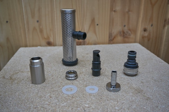 _DSC2007 NEX-5R 09-03-17+.jpg (1.89 MiB) 5698 mal betrachtet Hier sieht man links das Rohrstück was auf das obere Sieb kommt und auf das Rohr in der mitte. <br />So staut sich der Sud höchstens so hoch wie das Rohrstück und läuft dann durchs Rohr wieder in den Kessel zurück. Super gemacht!!<br /><br />In der mitte das Grosse ist das Hopfensieb und es leistet super Arbeit. <br />Ich habe von 32,5l. ganze 31,5l. abgepumpt und der gesammte Hopfenschmodder blieb im GF !!!<br />Allerdings muss man aufpassen das man ihn nicht mit dem Braupaddel vom Ansaugstutzen holt.<br /><br />Das mittelgrosse schwarze Gummiteil ist ein Ersatzteil für den Hopfenfilter.<br /><br />Die restlichen Teile sind für den Kühler , das man ihn an eine Wasserhahn anschliessen kann.