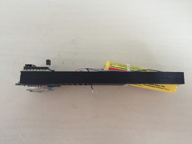 Batterie aktuell nicht angeschlossen (daher geht ein Kabel dort ins Leere)
