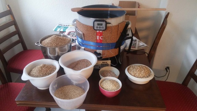Mis en place für das Tripel: Es kamen Weizen-, Gerste- und Hafermalz sowie Weizen-, Gerste- und Hopfenflocken zum Einsatz. Ich habe auf die Zugabe von Kandiszucker verzichtet (u.a. weil ich beim Eintragen in den KBH nicht ganz den Überblick hatte)