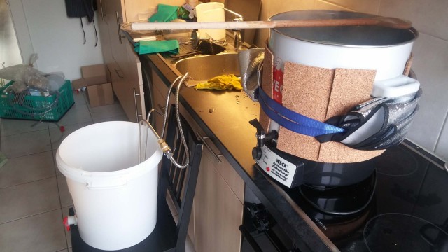 Vor dem Abfüllen in den Läuterbottich zur Kühlung. Premiere war das Anspringen des Überhitzungsschutzes, deshalb musste beim Einkocher kurzhand das Röckchen hochgekrempelt werden, dann gings wieder. Im Läuterbottich (ja bis 100° hitzebeständig) wurde gekühlt und der Whirlpool angesetzt. Das Kühlwasser wurde dann gleich auch für den nächsten Sud verwendet.