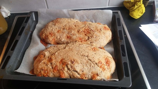Das Treberbrot ist leider etwas in die Hose gegangen. Der Treber war leider noch etwas feucht und der Teig war trotz fleissigem Nachschütten von Mehl zu klebrig und fiel zusammen. Das nächste Mal nehme ich trockeneren Treber und ein anderes Rezept.