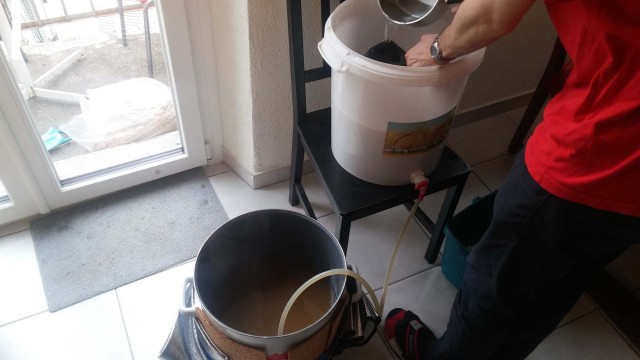 Der zweite Sud ist leider etwas schwächer bebildert. Evtl. hat mein Bruder noch ein paar gemacht und die Edith wird diese dann nachliefern:)