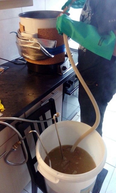 Umfüllen mit dem dicken Silikonschlauch. Gibt es da Erfahrungen beim Läutern? Verstopft das nicht?