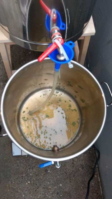 2-3 Liter zurückgekippt, es läuft klar.