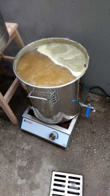 Die Neue Hendi kocht auch mit dem nicht induktionsgeeigneten Schengler ausreichend gut (über!).