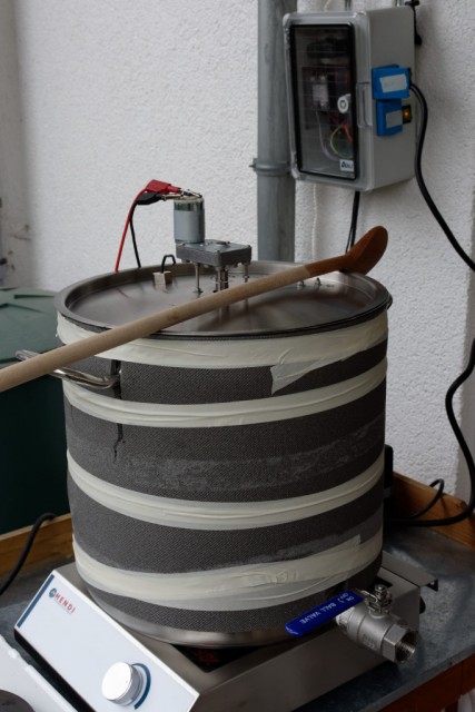 Hendi-Platte, Contacto Topf (36 Liter) mit 1 Zoll Kugelhahn und Isolierung, Eigenbau-Rührwerk, im Hintergrund: CraftBeerPi v.2.2