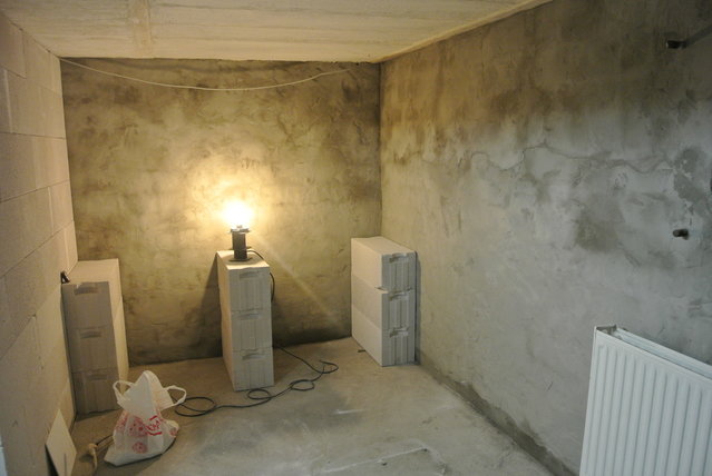 017.JPG (826.1 KiB) 14030 mal betrachtet Ein Brauraum ensteht ... die Steine werden den Sockel für die zukünftige Ablage bilden - damit sollte es kein Problem wegen Gewicht geben ;-)