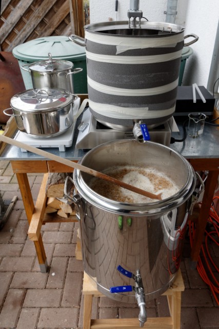 Abmaischen in Thermoport mit 1/2 Zoll Kugelhahn und MattMill Läuterblech, links: Nachguss (noch) mit Kochplatte und Töpfen, im Hintergrund: &quot;Kühlung&quot;