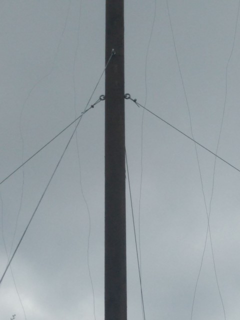 k-IMG_20170407_155049.jpg (155.78 KiB) 12776 mal betrachtet Die Halterung der Stahlseile am Pfosten.