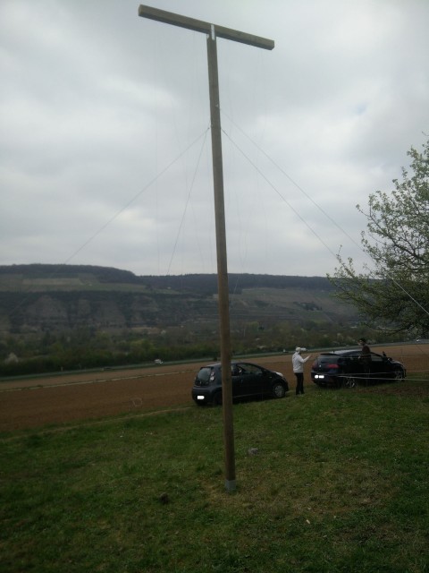 k-IMG_20170407_155111.jpg (648.46 KiB) 12639 mal betrachtet Die ganze Konstruktion. Links und rechts darf der Hopfen hoch wachsen.