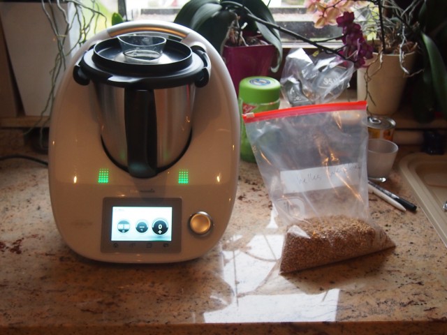 Thermomix mit erster Malzmischung. Malz wurde vorher per Küchenwaage abgewogen